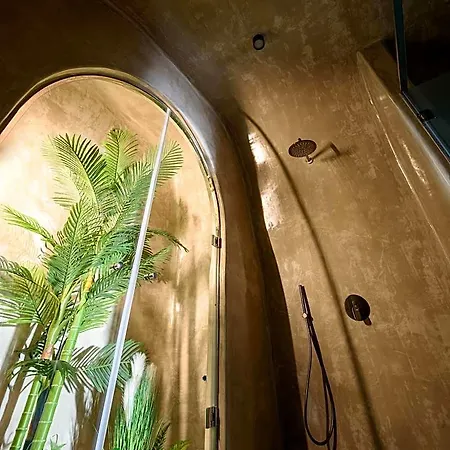 Отель Lotus Cave Тира