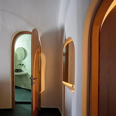 Отель Lotus Cave *